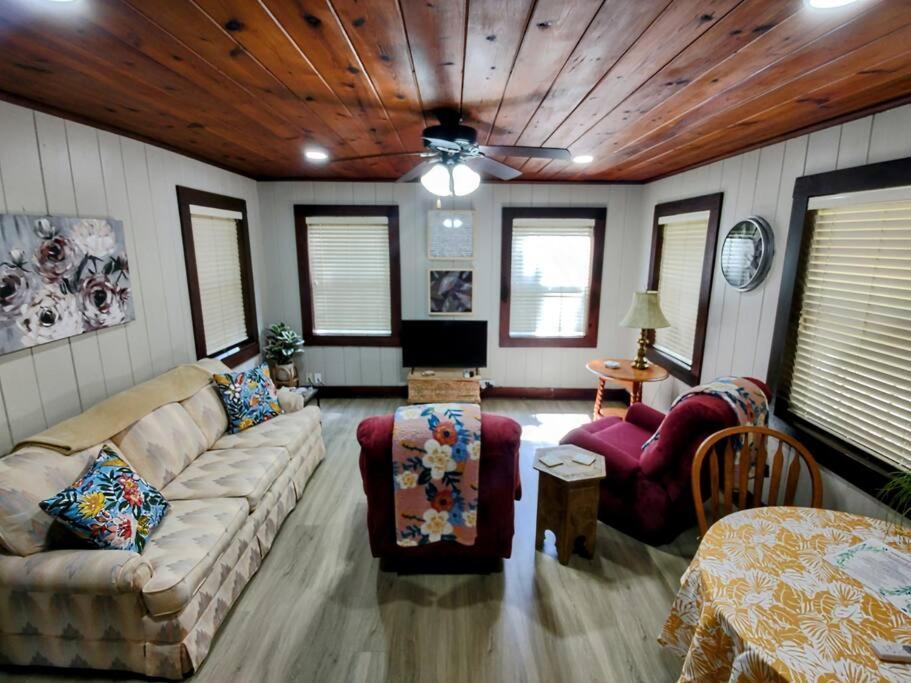 הוט ספרינגס #09 - Large Lakeview One Bedroom- Pet Friendly מראה חיצוני תמונה