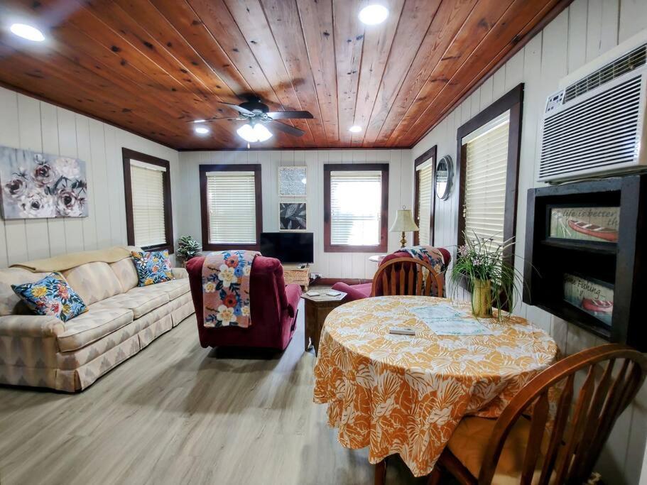 הוט ספרינגס #09 - Large Lakeview One Bedroom- Pet Friendly מראה חיצוני תמונה